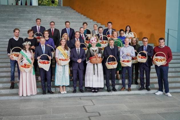Apple Cabinet Distribution of apple baskets to the Federal Cabinet Current, 08 11 2023, Berlin, Federal Chancellor Olaf Scholz SPD and his Cabinet at the Apple Cabinet, distribution of apple baskets by apple queens and young farmers to the Cabinet on the south staircase in the Federal Chancellery in Berlin Berlin Berlin Germany