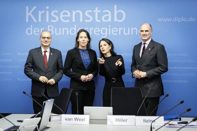 Scenario Discussion with L R Igli Hasani, Foreign Minister of Albania, Hanke Bruins Slot, Foreign Minister of the Netherlands, Annalena Baerbock, Federal Foreign Minister, and Leo Docherty, Minister of State for Europe and North America of the United Kingdom, after the opening of the NATO Cyber Conference at the Crisis Unit of the Federal Foreign Office in Berli Copyright: xJaninexSchmitz photothek.dex