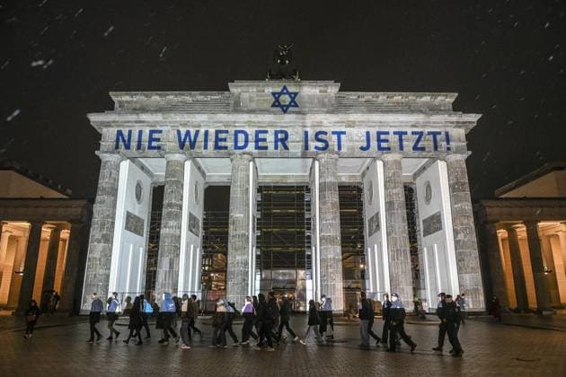 <p>Am 9. November 2023 wird das Brandenburger Tor in Berlin mit der Aufschrift Nie wieder jst jetzt angestrahlt. Deutschland Berlin Berlin Copyright: SergejxGlanze