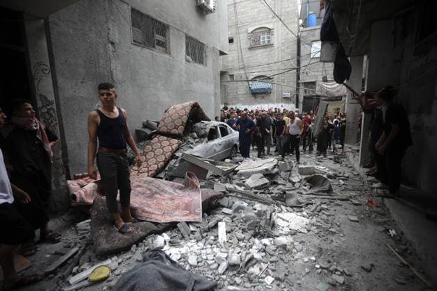 Bilder des Jahres 2023, News 11 November News Themen der Woche KW45 News Bilder des Tages People search for victims amid the rubble of houses hit by Israeli bombing in Rafah in the southern Gaza Strip, on Saturday, November 11, 2023. As the Israeli attacks continue in Gaza, more than 11,070 people have been killed, including 4,506 children, 3,027 women, and 678 elderly people according to the Palestinian Ministry of Health. GAZ202311151 IsmaelxMohamad