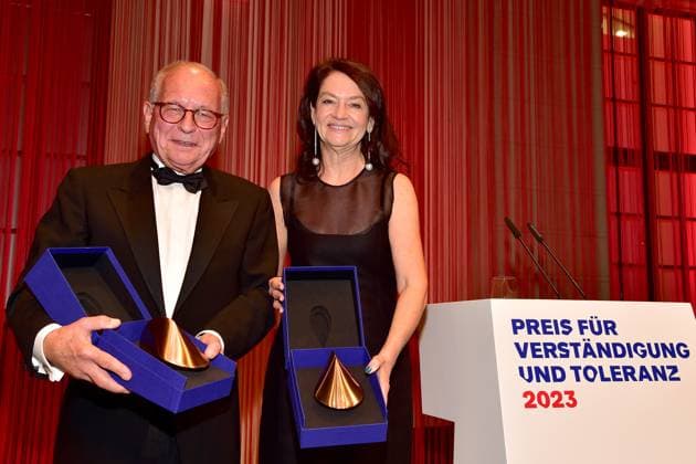 Prize for Understanding and Tolerance 2023 AWARD WINNERS Prof Dr h c Wolfgang Ischinger, President of the Board of Trustees of the Munich Security Conference Foundation, Dr Corinna Michaela Flick, arrival, blue carpet Prize for Understanding and Tolerance 2023 in Berlin, Jewish Museum Berlin on 11 11 2023 Photopress Mueller