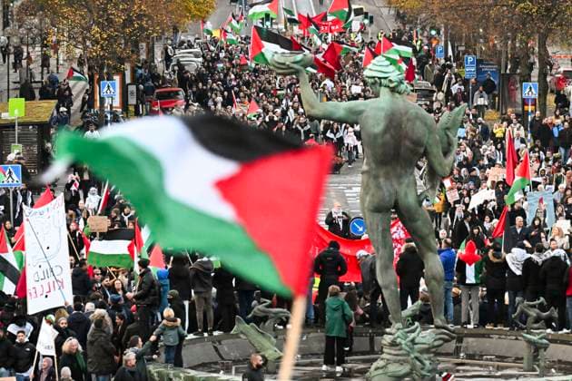 GÖTEBORG 20231112 Demonstrators at Götaplatsen in Gothenburg as the United Front for Palestine organizes a nationwide demonstration in support of Palestine Gothenburg Sweden x9200x  Copyright: xBjörnxLarssonxRosvall TTx PALESTINSK MANIFESTATION GÖTEBORG TTABB0000000000226794