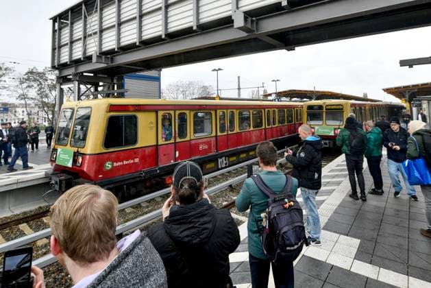 S Bahn 485 goes into retirement People officially say goodbye to the last S Bahn trains of the 485 series, also known as the Coladose, at Schöneweide station on November 12, 2023 Berlin Berlin Germany JK14047