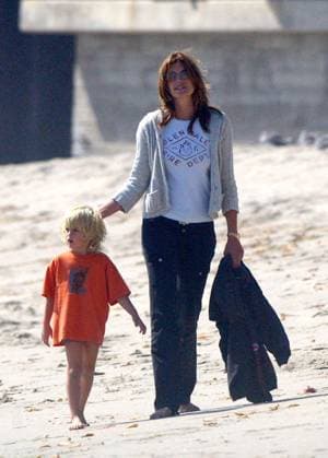 Cindy Crawford and family spend the afternoon at the beach 2781 MALIBU, CALIFORNIA - August 30 2004. EXCLUSIVE: Cindy Crawford takes an afternoon stroll with husband Rande Gerber and their two children Kaia and Presley on a public beach. Photograph: Pacificcoastnews.com. UK: +44 131 225 3333 3322 USA: +1 310 261 9676, Credit:Michael Carrillo Avalon United States  Copyright: xMichaelxCarrillox xAvalonx 0520124590