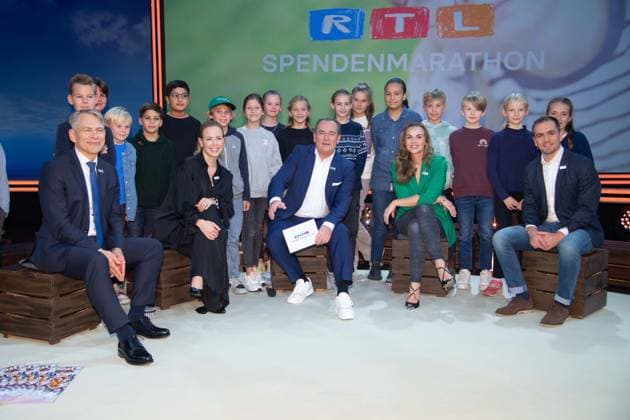 Wolfram KONS opens the 28 RTL telethon, here with his first guests Isabel EDVARDSSON, Annika LAU and Philipp LAHM, 28 RTL telethon Wir helfen Kindern , television, 16 17 11 2023