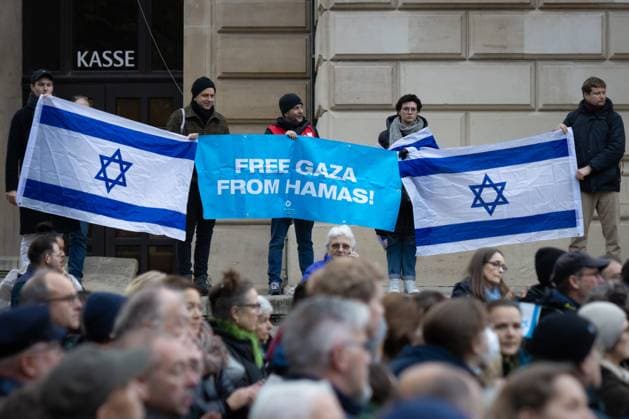 Demonstration against hatred of Jews in Frankfurt am Main FREE GAZA FROM HAMAS is written on a banner Under the motto Never again is now, around 1,500 people demonstrated against hatred of Jews at the Opernplatz in Frankfurt am Main on 17 11 2023 Frankfurt am Main Opernplatz Hesse Germany 2023-11-17_ffm_demo_niewieder-ist-jetzt_gegen-judenhass_14