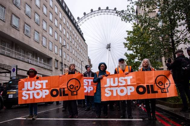 November 18, 2023, London, United Kingdom: A group of protestors hold banners during the demonstration. JUST STOP OIL organisers come together to demand an end to new oil and gas. They state that, The government is waging war on its people, and are fighting back. They re imprisoning peaceful protestors, protecting the real criminals, and licensing more than 100 new oil and gas projects. London United Kingdom - ZUMAs197 20231118_aaa_s197_025 Copyright: xLoredanaxSangiulianox