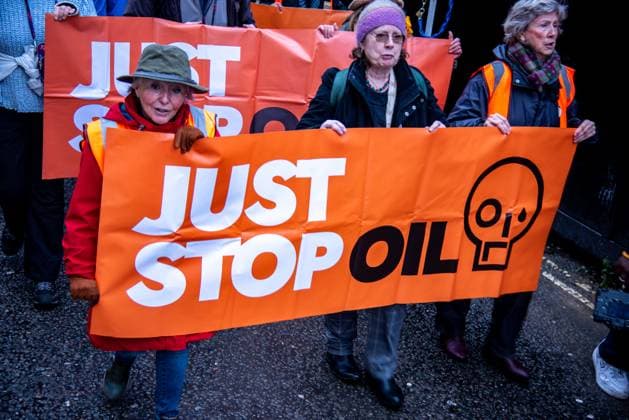 November 18, 2023, London, United Kingdom: A group of protestors hold banners during the demonstration. JUST STOP OIL organisers come together to demand an end to new oil and gas. They state that, The government is waging war on its people, and are fighting back. They re imprisoning peaceful protestors, protecting the real criminals, and licensing more than 100 new oil and gas projects. London United Kingdom - ZUMAs197 20231118_aaa_s197_045 Copyright: xLoredanaxSangiulianox