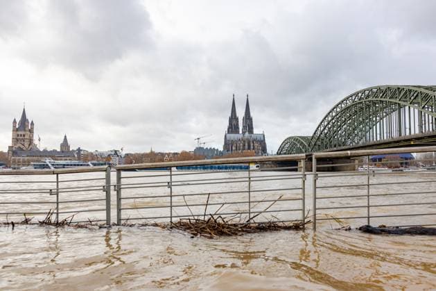 Rhine floods in Cologne at a level of 693 cm from the Deutz bank of the Rhine to the city center of Cologne First steps of the Deutz Rhine Boulevard are already flooded Warning signs in German and English have been put up and the first sections have been cordoned off A rising water level of over 7 meters is currently expected 19 11 2023 Cologne Deutz NRW