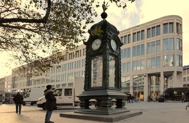 City center meeting point in Hanover is the Kröpcke clock seen on 16 11 2023 in the background Peek Cloppenburg store