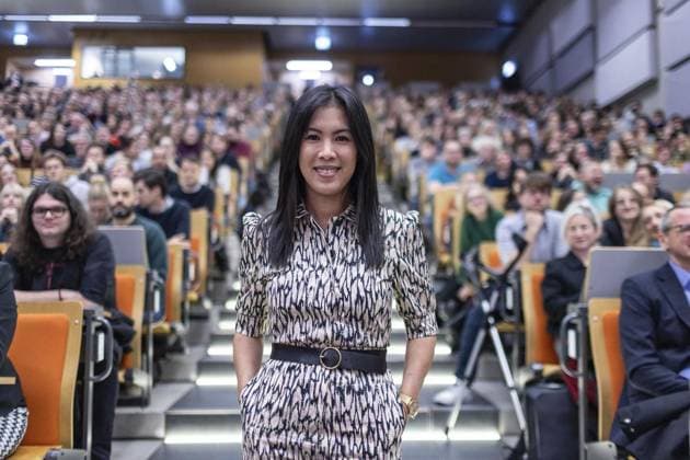 <p>Dr. Mai Thi Nguyen erklärt Online-Journalsimus. Im Rahmen ihrer Mercator-Professur hält die bekannte Wissenschaftsvermittlerin ihre erste Lesung an der UDE in Duisburg am Mittwoch den 22.11.2023. Deutschland NRW Duisburg Copyright: LarsxHeidrich