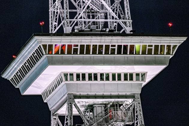 <p>Der insgesamt 147 Meter hohe Funkturm ist Wahrzeichen und Ausflugsziel für Berliner und Touristen aus aller Welt. Jedes Jahr genießen zehntausende Besucher den Panoramablick von der Aussichtsplattform und die kulinarischen Köstlichkeiten im Funkturm-Restaurant. Nach einer Renovierung sind Plattform und Restaurant wieder geöffnet. Mehr als neun Tonnen Farbe furden für den silbernen Anstrich benötigt. Seit der Einweihung des Funkturms am 3. September 1926 blickten mehr als 17 Millionen Menschen vom Langen Lulatsch auf das Berliner Messegelände, die nahegelegenen Wälder und Seen sowie das Häusermeer der Metropole hinab. Denkmalstatus erlangte der Funktur Copyright: MaurizioxGambarini doc7syb2xt4eifjph2ho2b ,EDITORIAL USE ONLY