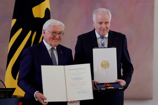 Frank Walter Steinmeier, Federal President , Horst Seehofer CSU from 2008 to 2018 Minister President of Bavaria, Berlin, Bellevue Palace, Speech by BPr Steinmeier at the awarding of the Order of Merit of the Federal Republic of Germany to Minister President Malu Dreyer and Minister Presidents Winfried Kretsc