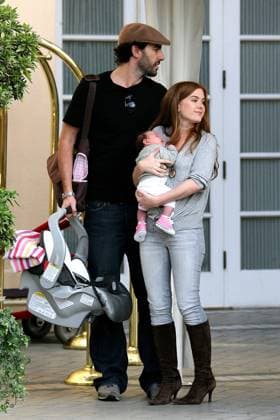 Sacha Baron Cohen and fiance Isla Fisher show off their new addition to the family, baby Olive Cohen, who was born on October 17th 18692, LOS ANGELES, CALIFORNIA, Wednesday, November 21, 2007,Sacha Baron Cohen and fiance Isla Fisher show off their new addition to the family, baby Olive Cohen, who was born on October 17th. Isla carried Olive as they left The Four Seasons hotel in Beverly Hills. Sacha and Isla looked very much in love and kept looking into each others eyes when they weren t looking at their baby. Photograph: Johnstone, Symons, PacificCoastNews.com UK OFFICE: +44 131 225 3333 3322 US OFFICE: 1 310 261 9676, Credit:Johnstone, Symons, PacificCoastNews.com Avalon USA  Copyright: xJohnstone,xSymons,xPacificCoastNews.comx xAvalonx 0523165455