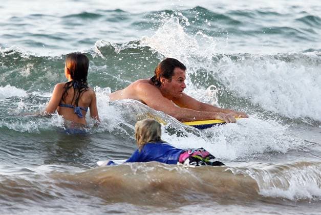 EXCLUSIVE Rande Gerber enioys a sunset dip with his wife Cindy Crwaford and their kids in Hawaii 18734, MAUI, HAWAII - Saturday 24th November 2007 EXCLUSIVE Cindy Crawford, husband Rande Gerber and their children, Kaya and Presley, enjoy a sunset swim while on vacation in Hawaii. The couple splashed around as the sun set. Cindy looked great in a skimpy black bikini. Photograph: Will Binns James Breeden PacificCoastNews.com UK OFFICE: +44 131 225 3333 3322 US OFFICE: 1 310 261 9676, Credit:Will Binns James Breeden Avalon USA  Copyright: xWillxBinns JamesxBreedenx xAvalonx 0523199826