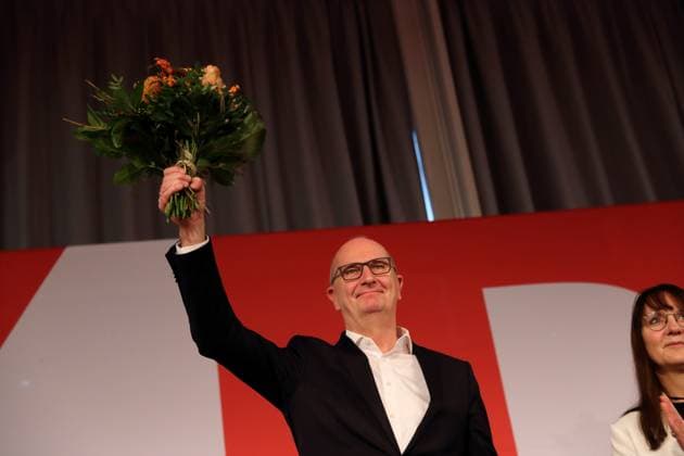 Minister President Dietmar Woidke SPD with flowers after his re-election as state chairman at the state party conference of the SPD Brandenburg in Schönefeld, November 25, 2023 State party conference of the SPD Brandenburg