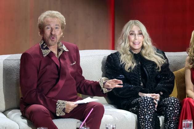 ZDF Wetten , dass TV presenter Thomas Gottschalk and singer Cher during the last ZDF TV show Wetten , dass on 25 11 2023 live from the Messehalle Offenburg 20231125SBK0080