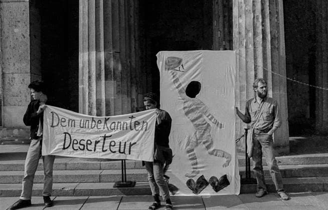 Day of conscientious objectors GDR, Berlin, 15 5 1990, Neue Wache, Dem Unbekannten Deserteur, Day of conscientious objectors, Action of the campaign against conscription, Â