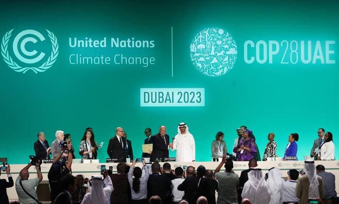 News Themen der Woche KW48 News Bilder des Tages (231130) -- DUBAI, Nov. 30, 2023 -- COP28 President Sultan Ahmed Al Jaber (5th R, front) receives a gavel from COP27 President Sameh Shoukry (4th L, front) during the opening ceremony of the 28th session of the Conference of the Parties to the United Nations Framework Convention on Climate Change, or COP28, in Dubai, the United Arab Emirates, Nov. 30, 2023. This year s climate conference has garnered notable global attention as it marks the conclusion of the Global Stocktake, the first-ever two-year assessment of the world s collective progress toward the goals of the 2015 Paris Agreement. The conference, running from Nov. 30 to Dec. 12, will welcome more than 70,000 delegates from around the globe in a bid to work out a worldwide solut