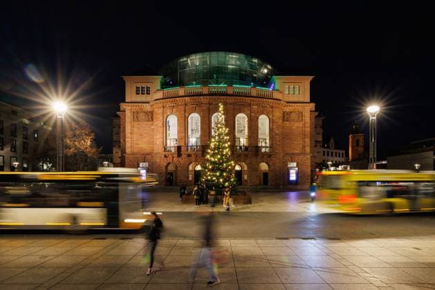 Christmas market in Mainz 2023 View of the Mainz State Theater in front of the large, decorated Christmas tree Two public transport buses crossing Traditional Christmas market at Mainz Cathedral Pre-Christmas atmosphere Mulled wine Culture Advent season 01 12 2023 Mainz city center Rhineland-Palatinate Germany Copyright: xBEAUTIFULxSPORTS Hahnex