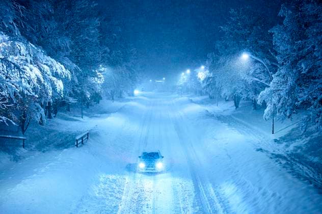 Bilder des Jahres 2023, News 12 Dezember News Themen der Woche KW48 News Bilder des Tages Cars covered by snow and snow plows try to combat the heavy onset of winter and snowfall at midnight in Marktoberdorf, Bavaria, Allgäu, Germany, Dec 02, 2023.