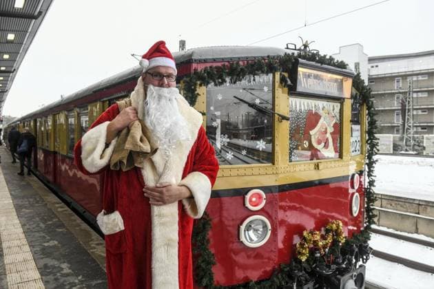 <p>Am 2. Dezember 2023 ist in Berlin Charlottenburg der Weihnachtszug der S Bahn eingefahren. Deutschland Berlin Berlin Copyright: SergejxGlanze