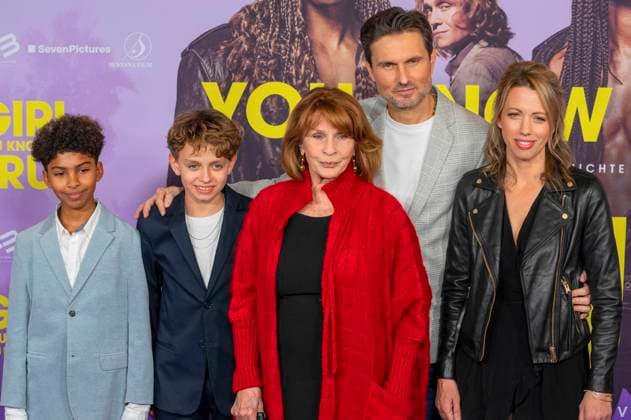 Romeo Guy Da Silva, David Verhoeven, Senta Berger, and Simon Verhoeven with wife Nina Anais Nun at the world premiere of the movie Girl You Know It s True at Mathäser Filmpalast Munich, 04 12 2023 Foto:xN.xKolinzx xFuturexImagex girl_3293