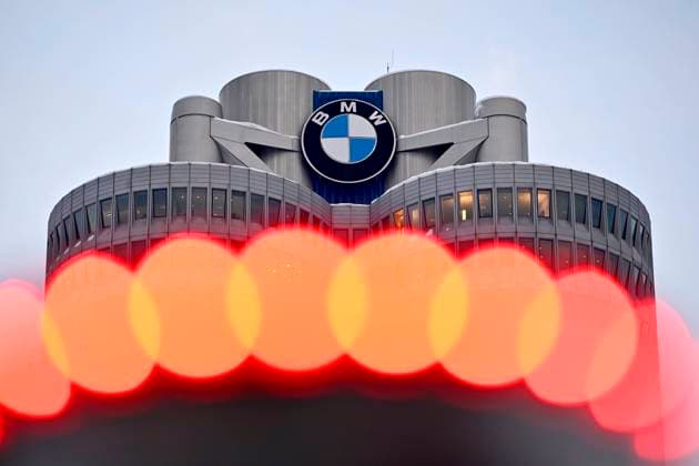BMW logo during the plant tour of Federal Chancellor Olaf Scholz SPD at the BMW Group plant in Munich Theme picture, symbolic picture Munich, 05 12 2023 Bavaria Germany Copyright: xDwixAnoraganingrumx