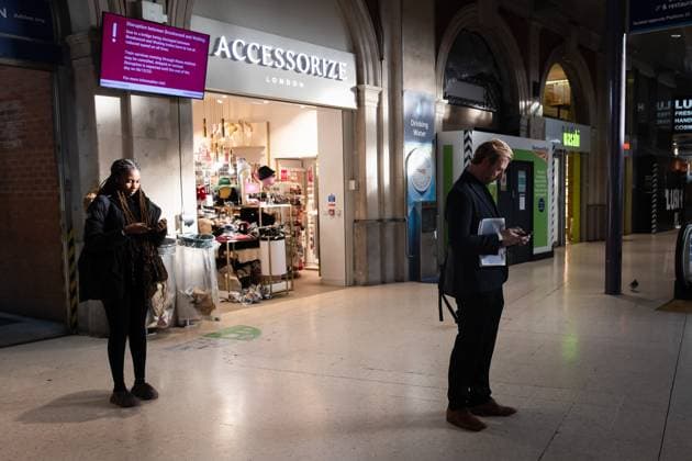 December 6, 2023, London, United Kingdom: Waiting passengers glance at their phones on the concourse at Waterloo Station in London. The train drivers™ union, ASLEF, has launched the latest round of industrial action in its long and bitter dispute with 14 English train operators over pay and working arrangements. London United Kingdom - ZUMAs197 20231206_aaa_s197_199 Copyright: xTejasxSandhux