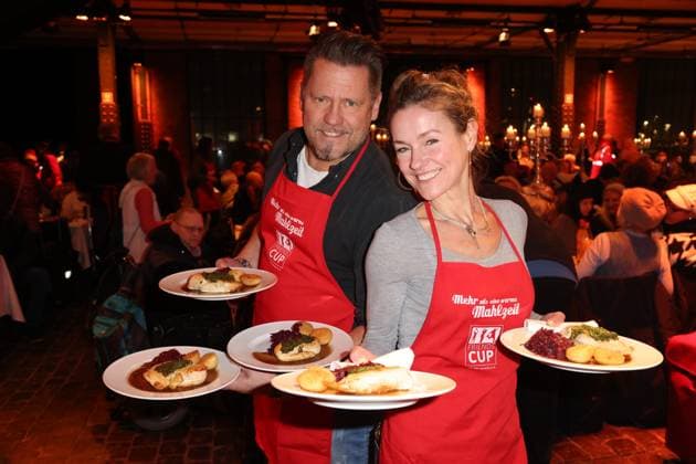 Chef Mike Süsser and actress Rhea Harder help out on a voluntary basis, More than a hot meal, charity event in the Fischauktionshalle Hamburg for needy and homeless Hamburg residents, Hamburg 12 12 2023