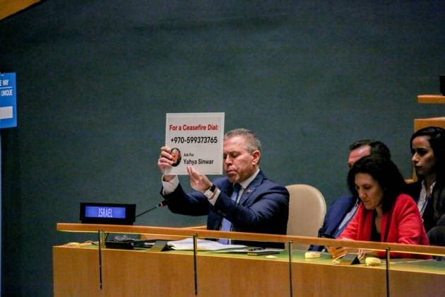 Bilder des Jahres 2023, News 12 Dezember News Themen der Woche KW50 News Bilder des Tages New York, UN-Generalversammlung - Resolution für Waffenstillstand in Gaza December 12, 2023, New York, New York, United States: Permanent Representative of Israel to the UN, GILAD ERDAN, speaks in the General Assembly Hall during an emergency special session on the vote and demand an immediate cease fire in Gaza. .ERDAN held up a sign with Hamas Leaderâ€⠢s name, YAHYA SINWAR and a telephone number for asking for ceasefire, and continuing that Israel are against a ceasefire as Hamas â€oewill stay in power†and that Israel â€oecannot let that happenâ New York United States - ZUMAo116 20231212_znp_o116_006 Copyright: xBiancaxOterox