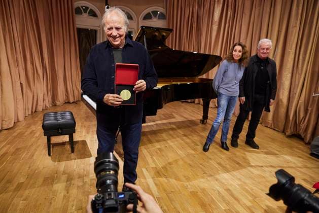 December 12, 2023, Madrid, Madrid, Spain: Spanish singer JOAN MANUEL SERRAT receives the SGAE s Medal of Honour at SGAE Madrid Spain - ZUMAc260 20231212_zep_c260_030 Copyright: xMikexChicorrox