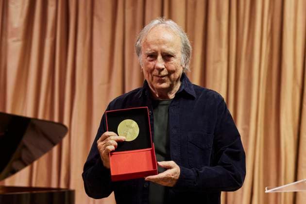 December 12, 2023, Madrid, Madrid, Spain: Spanish singer JOAN MANUEL SERRAT receives the SGAE s Medal of Honour at SGAE Madrid Spain - ZUMAc260 20231212_zep_c260_035 Copyright: xMikexChicorrox