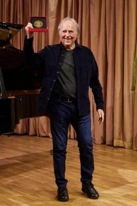 December 12, 2023, Madrid, Madrid, Spain: Spanish singer JOAN MANUEL SERRAT receives the SGAE s Medal of Honour at SGAE Madrid Spain - ZUMAc260 20231212_zep_c260_043 Copyright: xMikexChicorrox