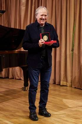 December 12, 2023, Madrid, Madrid, Spain: Spanish singer JOAN MANUEL SERRAT receives the SGAE s Medal of Honour at SGAE Madrid Spain - ZUMAc260 20231212_zep_c260_044 Copyright: xMikexChicorrox