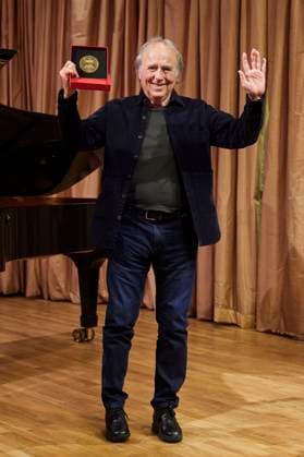 December 12, 2023, Madrid, Madrid, Spain: Spanish singer JOAN MANUEL SERRAT receives the SGAE s Medal of Honour at SGAE Madrid Spain - ZUMAc260 20231212_zep_c260_048 Copyright: xMikexChicorrox