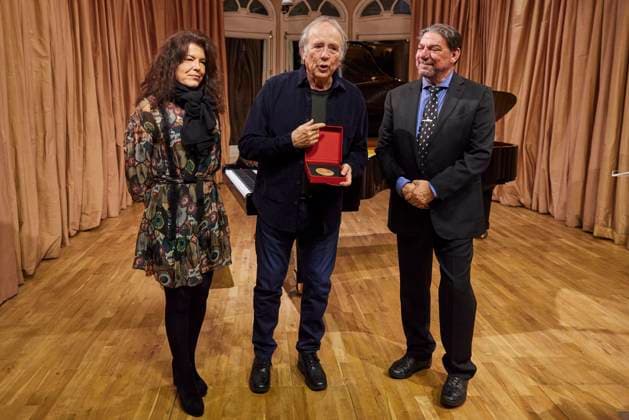 December 12, 2023, Madrid, Madrid, Spain: Spanish singer JOAN MANUEL SERRAT receives the SGAE s Medal of Honour at SGAE Madrid Spain - ZUMAc260 20231212_zep_c260_051 Copyright: xMikexChicorrox