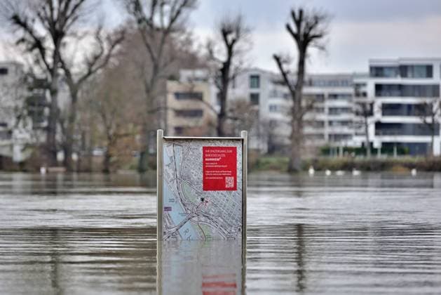 15 12 2023 Floods Floods in Mannheim The banks of the Rhine are flooded Trash cans, benches and signs are in the water The highest water level is expected here on Friday around 4 p.m. Mannheim Rhine bank Baden Württemberg Germany