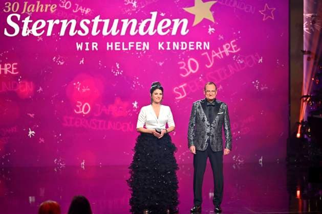 Sandra Rieß and Volker Heißmann in the TV show 30 Years of Sternstunden Gala 2023 in the Frankenhalle Nuremberg, 15 12 2023 Foto:xD.xAnoraganingrumx xFuturexImagex sternstunden_gala_3205