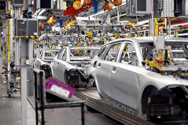 Cars in production during the plant tour of Federal Chancellor Olaf Scholz SPD at the BMW Group plant in Munich Theme picture, symbolic picture Munich, 05 12 2023 Bavaria Germany Copyright: xDwixAnoraganingrumx