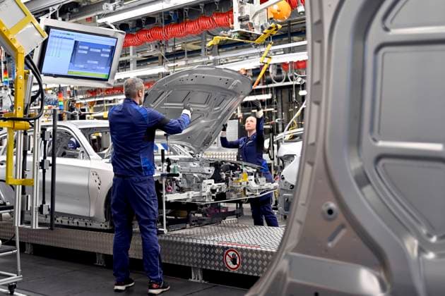 Cars and BMW employees in production during the plant tour of Federal Chancellor Olaf Scholz SPD at the BMW Group plant in Munich Theme picture, symbolic picture Munich, 05 12 2023 Bavaria Germany Copyright: xDwixAnoraganingrumx
