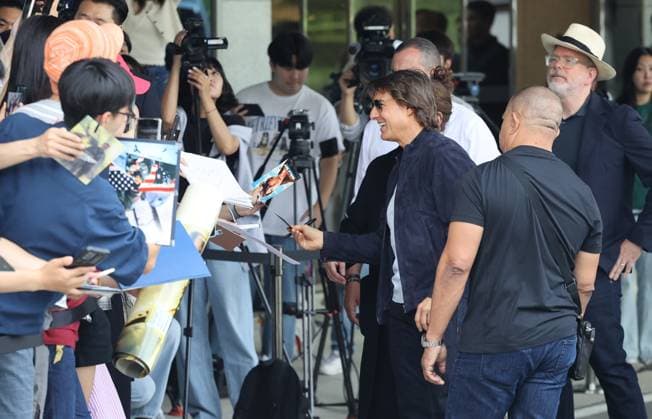 Hollywood star Tom Cruise in Seoul Hollywood star Tom Cruise in Seoul Hollywood star Tom Cruise greets his fans upon arriving at Seoul Gimpo Business Aviation Center in Seoul on June 28, 2023. He came to Seoul ahead of the opening in South Korea of his latest movie, Mission: Impossible -- Dead Reckoning Part One, set for July 12. (Yonhap) 2023-06-29 12:10:16 < 1980-2023 YONHAPNEWS AGENCY. .> ¼¿ïƯº°½Ã EDITORIAL USE ONLY Copyright: xx PYH2023062904590034400 YonhapxNewsx yonphotos220072