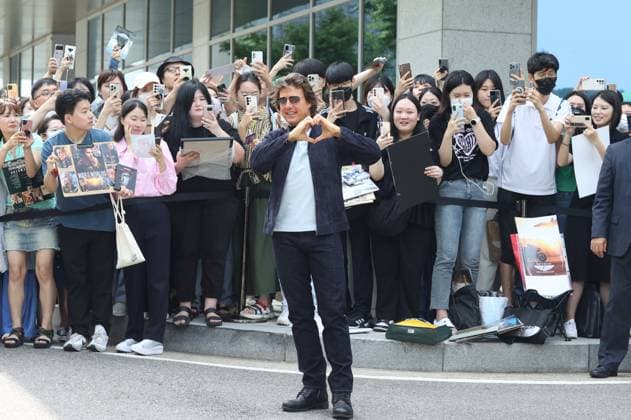 Hollywood star Tom Cruise in Seoul Hollywood star Tom Cruise in Seoul Hollywood star Tom Cruise greets his fans upon arriving at Seoul Gimpo Business Aviation Center in Seoul on June 28, 2023. He came to Seoul ahead of the opening in South Korea of his latest movie, Mission: Impossible -- Dead Reckoning Part One, set for July 12. (Yonhap) 2023-06-29 12:10:09 < 1980-2023 YONHAPNEWS AGENCY. .> ¼¿ïƯº°½Ã EDITORIAL USE ONLY Copyright: xx PYH2023062904660034400 YonhapxNewsx yonphotos220073