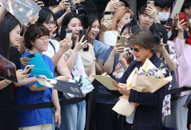 Hollywood star Tom Cruise in Seoul Hollywood star Tom Cruise in Seoul Hollywood star Tom Cruise greets his fans upon arriving at Seoul Gimpo Business Aviation Center in Seoul on June 28, 2023. He came to Seoul ahead of the opening in South Korea of his latest movie, Mission: Impossible -- Dead Reckoning Part One, set for July 12. (Yonhap) 2023-06-29 12:09:53 < 1980-2023 YONHAPNEWS AGENCY. .> ¼¿ïƯº°½Ã EDITORIAL USE ONLY Copyright: xx PYH2023062904670034400 YonhapxNewsx yonphotos220074