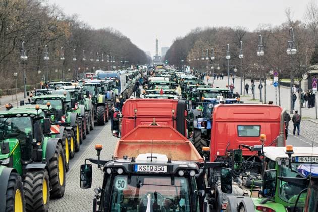 18 12 2023,Berlin,Farmers protest, A rally takes place at the Brandenburg Gate under the motto Too much is too much