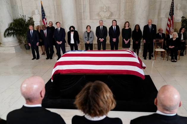 Bilder des Jahres 2023, News 12 Dezember News Themen der Woche KW51 News Bilder des Tages Former Supreme Court Justice O?Connor Lies in Repose - DC From left, Chief Justice of the United States John Roberts, Justice Clarence Thomas, Justice Samuel Alito, Justice Sonia Sotomayor Justice Elena Kagan, Justice Neil Gorsuch, Justice Brett Kavanaugh, Justice Amy Coney Barrett, Justice Ketanji Brown Jackson and retired Justice Anthony Kennedy, stand as the flag-draped casket of retired Supreme Court Justice Sandra Day O?Connor arrives at the Supreme Court in Washington, DC, USA, on Monday, December 18, 2023. O?Connor, a Arizona native and the first woman to serve on the nation?s highest court, died Dec. 1 at age 93. Photo by Jacquelyn Martin Pool ABACAPRESS.COM Washington DC United States Copyright: xGripasxYuri ABACAx