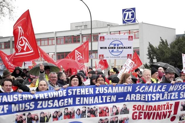 Demonstration against the closure of the ZF plant in Gelsenkirchen FOR EDITORIAL PURPOSES ONLY EDITORIAL USE ONLY p Demonstration against the closure of the ZF plant on Tuesday, 19 12 2023 in front of the companys factory gates on Freiligrathstraße in Gelsenkirchen Germany NRW Gelsenkirchen Copyright MichaelxKorte Copyright: MichaelxKorte doc7tbotpo196gwx3rum2d ,EDITORIAL USE ONLY Copyright: MichaelxKorte