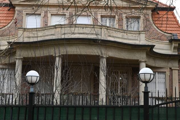Leipzig - Russisches Generalkonsulat schließt bis Ende des Jahres: Konsularische Tätigkeiten bereits eingestellt 19.12.2023 gegen 10.30 Uhr Leipzig, Boris-Romantschenko-Straße Das russische Generalkonsulat in Leipzig wird bis zum Jahresende komplett schließen. Das berichtet die Sächsische Zeitung Sächsische.de. Bereits seit 1. November habe das Generalkonsulat seine Tätigkeiten eingestellt. Seit 20. November ist das Generalkonsulat, das für etwa 23.000 russische Staatsbürger in Mitteldeutschland zuständig war, für den Publikumsverkehr geschlossen. Russische Bürger müssen mit ihren Anliegen nun auf Bonn und Berlin umschwenken. Das deutsche Außenministerium der Bundesregierung hatte die Moskauer Vertretung im Mai zur Schließun Copyright: xEHLxMediax 231219_russisches-generalkonsulat-leipzig_15