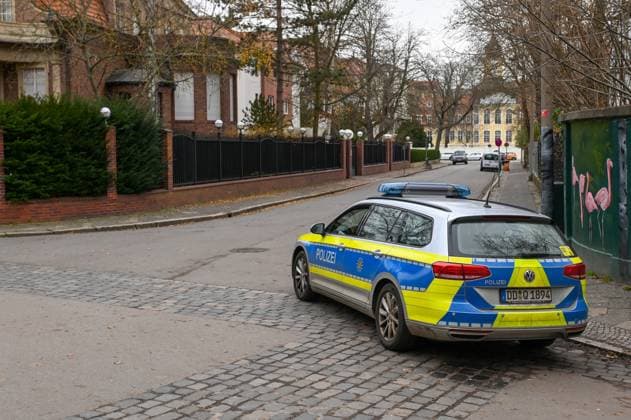 Leipzig - Russisches Generalkonsulat schließt bis Ende des Jahres: Konsularische Tätigkeiten bereits eingestellt 19.12.2023 gegen 10.30 Uhr Leipzig, Boris-Romantschenko-Straße Das russische Generalkonsulat in Leipzig wird bis zum Jahresende komplett schließen. Das berichtet die Sächsische Zeitung Sächsische.de. Bereits seit 1. November habe das Generalkonsulat seine Tätigkeiten eingestellt. Seit 20. November ist das Generalkonsulat, das für etwa 23.000 russische Staatsbürger in Mitteldeutschland zuständig war, für den Publikumsverkehr geschlossen. Russische Bürger müssen mit ihren Anliegen nun auf Bonn und Berlin umschwenken. Das deutsche Außenministerium der Bundesregierung hatte die Moskauer Vertretung im Mai zur Schließun Copyright: xEHLxMediax 231219_russisches-generalkonsulat-leipzig_3