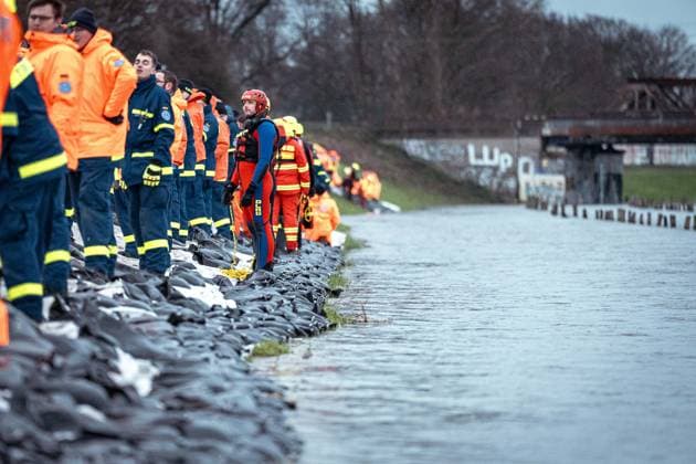 Oberhausen GER Dyke protection storm Zoltan, Ruhr dyke Oberhausen, 23 12 2023 Thousands of sandbags are placed over the entire area, GER Dyke protection storm Zoltan, Ruhr dyke Oberhausen, 23 12 2023 Copyright: xEibner-Pressefoto FabianxFriesex EP_FFE